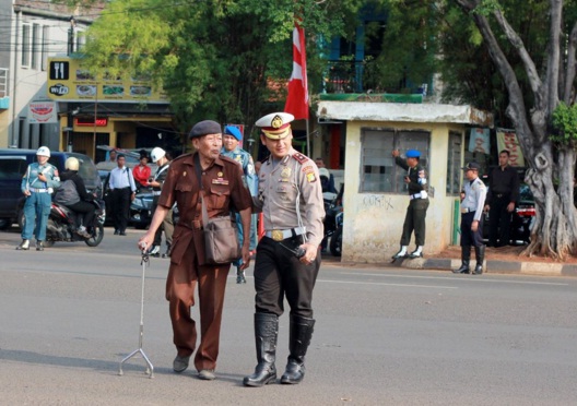 Mengharukan, Foto Polisi Tuntun Veteran Sebrangi Jalan 