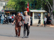 Mengharukan, Foto Polisi Tuntun Veteran Sebrangi Jalan