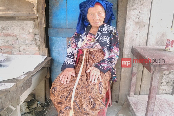 Hidup Sebatang Kara, Nenek Tania Makan Nasi Aking Sisa Tetangga