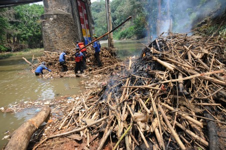 Perusahaan Nakal Buang Limbah Saat Musim Hujan