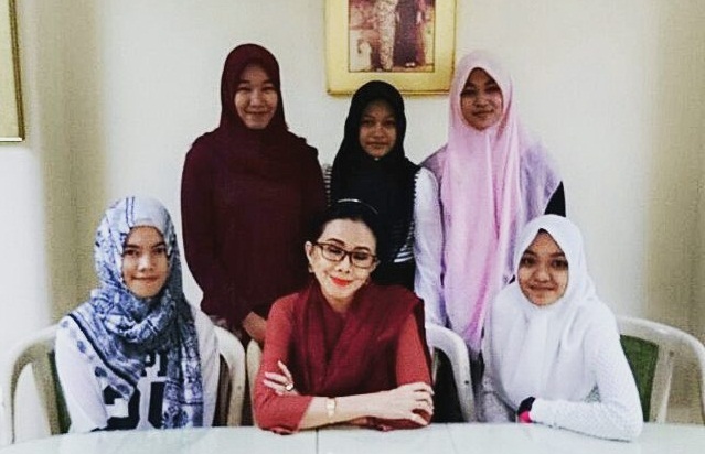 Poppy Dharsono Kritik Mahasiswi Berjilbab