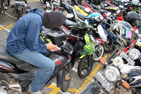 Maling Gasak Sepeda Motor Polisi di Area Parkir Polda Metro Jaya
