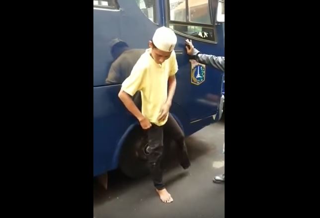 Pengemis Bermodus Kaki Buntung Tuai Kritikan Tajam dari Netizen