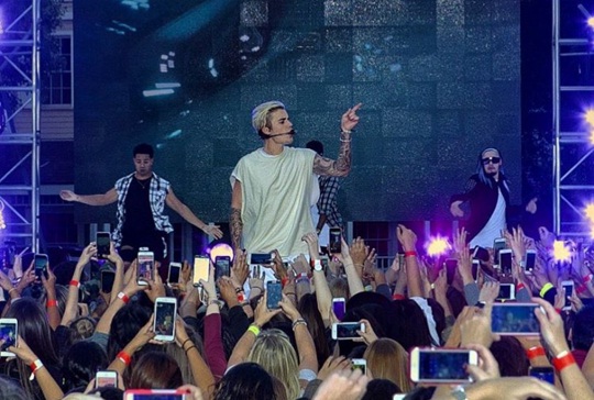 Justin Bieber Ajak Fans Doakan Korban Teror Paris