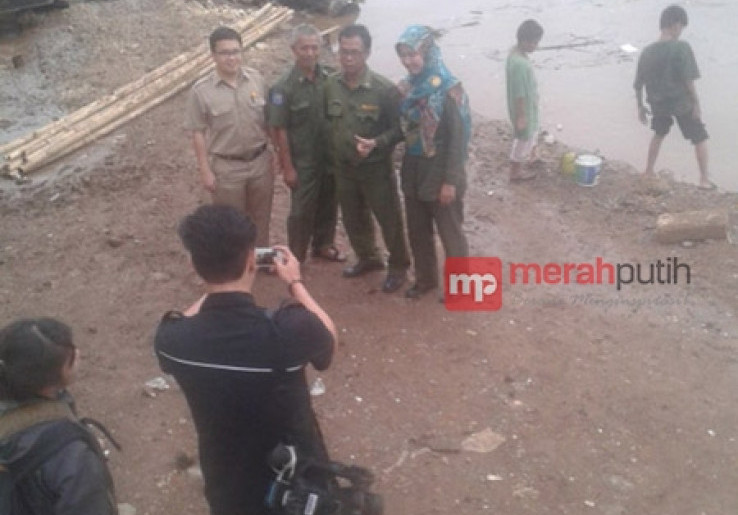 Ditugasi Memantau Banjir, Empat PNS Malah Asyik Wefie