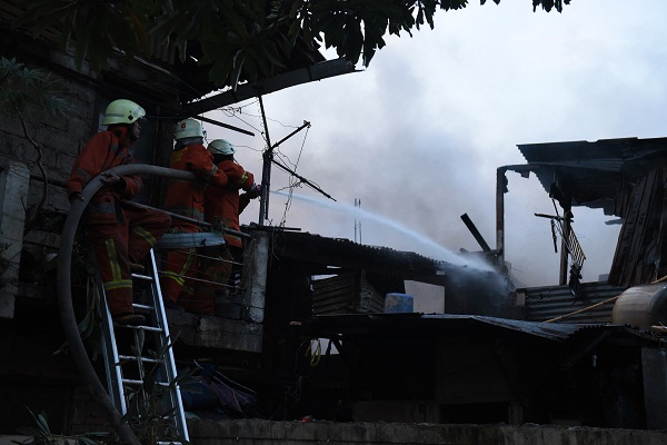 Banjir, Pemadam Kebakaran DKI Jakarta Terjunkan Puluhan Personel