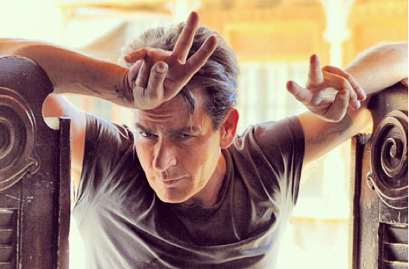 Aktor Hollywood Charlie Sheen Positif HIV/AIDS?