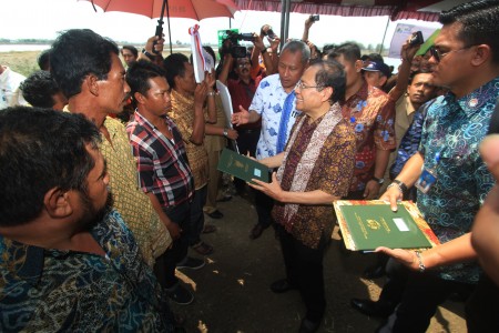 Bagikan 1000 BPJS, Rizal Ramli Disambut Meriah Nelayan Karangsong