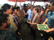 Bagikan 1000 BPJS, Rizal Ramli Disambut Meriah Nelayan Karangsong