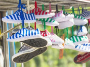 Cegah Bau, Berikut Tips Merawat Sepatu di Musim Hujan