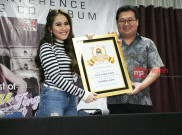 Video Klip 'Sambalado' Capai 10 Juta Viewers Ayu Ting Ting Dapat Penghargaan