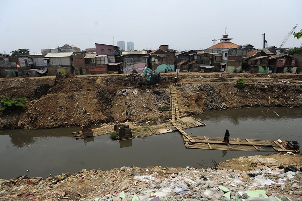Masyarakat Bantaran Sungai Ciliwung Hambat Kegiatan Mat Peci