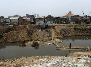 Masyarakat Bantaran Sungai Ciliwung Hambat Kegiatan Mat Peci
