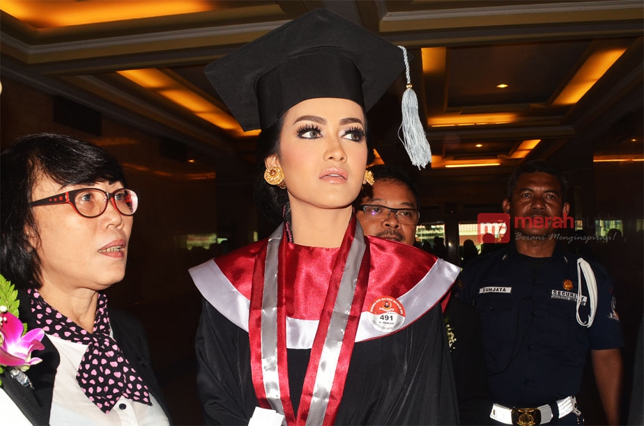 Potret Kebahagiaan Jupe Jadi Sarjana