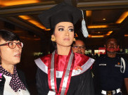 Potret Kebahagiaan Jupe Jadi Sarjana