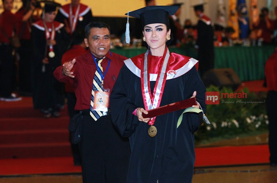 Selamat, Jupe Resmi Bergelar Sarjana Hukum