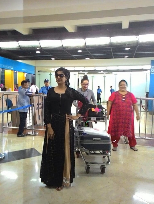 Suasana Kedatangan Paridhi Sharma dan Lavina Tandon di Bandara
