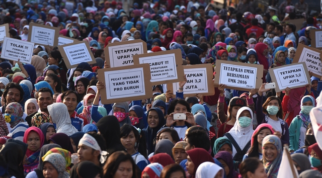 Aksi Buruh Jawa Timur Tuntut UMK