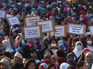 Aksi Buruh Jawa Timur Tuntut UMK