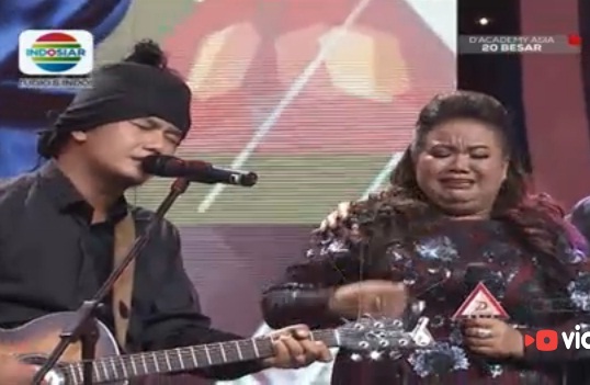 Aty dapat Kejutan dari Iwan Fals KW di D’Academy Asia