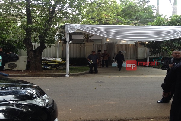 Jajaran Mobil Mewah Terparkir di Kediaman Riza Chalid