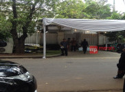 Jajaran Mobil Mewah Terparkir di Kediaman Riza Chalid