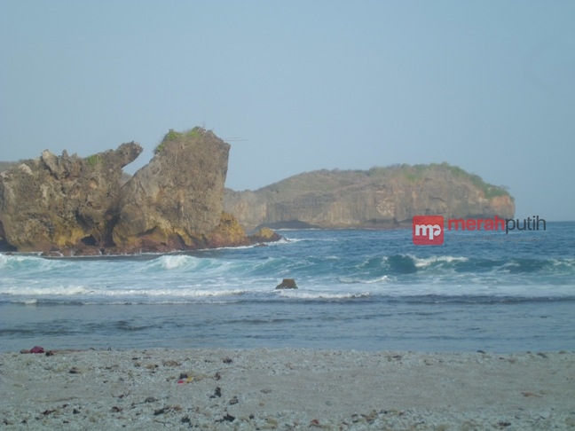 Asyiknya Berkemah di Bibir Pantai Jungwok Yogyakarta