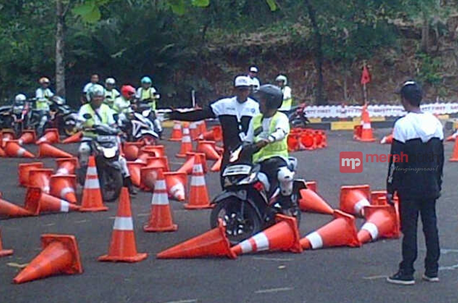 Rifat Sungkar Latih Pengendara Gojek