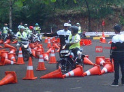 Rifat Sungkar Latih Pengendara Gojek