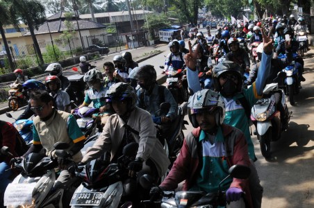 Aksi Buruh Jadi Tontonan Gratis Warga Depok