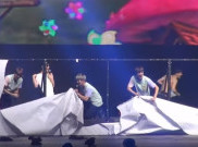 Kocaknya Tingkah Para Anggota EXO Saat Tirai Ruang Ganti Mereka Terlepas