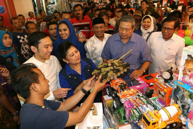 Di Karawang SBY dan Ani Yudhoyono Belanja untuk Cucu