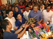Di Karawang SBY dan Ani Yudhoyono Belanja untuk Cucu