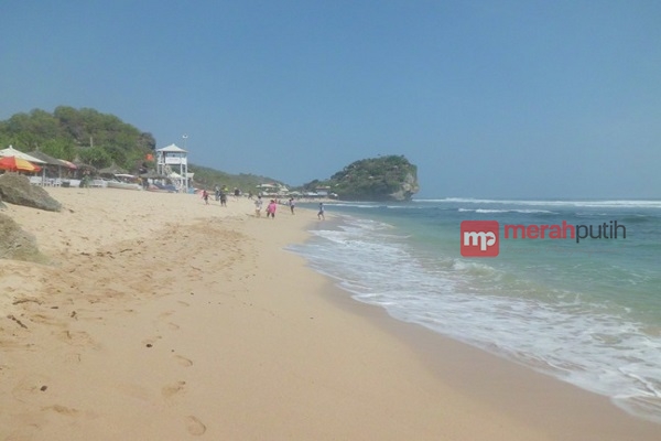 Asyiknya Berteduh di Gua-gua Pinggir Pantai Indrayanti