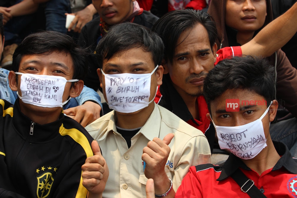 Demo Buruh, Orator Sindir Massa yang Neduh di Bawah Pohon