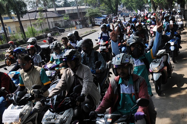 Ribuan Buruh Turun di Depok, Jalan Raya Bogor Macet