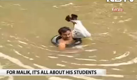 Kisah Inspiratif, Guru Ini Berenang 12 KM Setiap Hari ke Sekolah