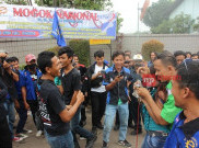 Hobah, di Tengah Unjuk Rasa Para Buruh Nyawer Biduan Dangdut