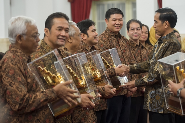 Jokowi Berikan Penghargaan Paramakarya pada 22 UMKM