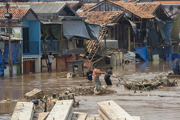 Warga Kampung Pulo Terpaksa Buang Sampah di Sungai Ciliwung