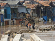 Warga Kampung Pulo Terpaksa Buang Sampah di Sungai Ciliwung