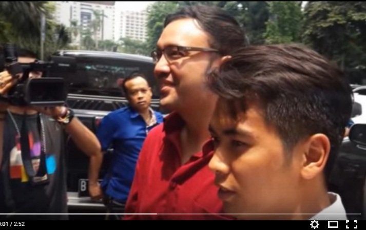 Diciduk Polisi, Sandy Tumiwa Hanya Tersenyum Sapa Awak Media