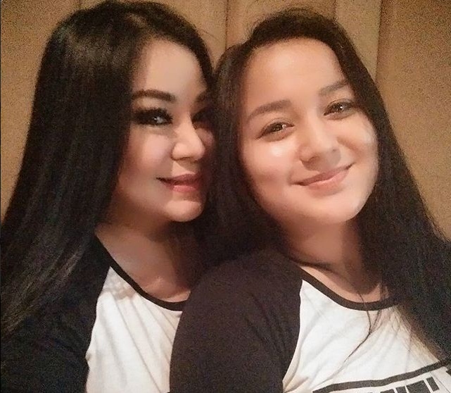 Sujud Syukur Annisa Bahar Atas Penangkapan Sandy Tumiwa