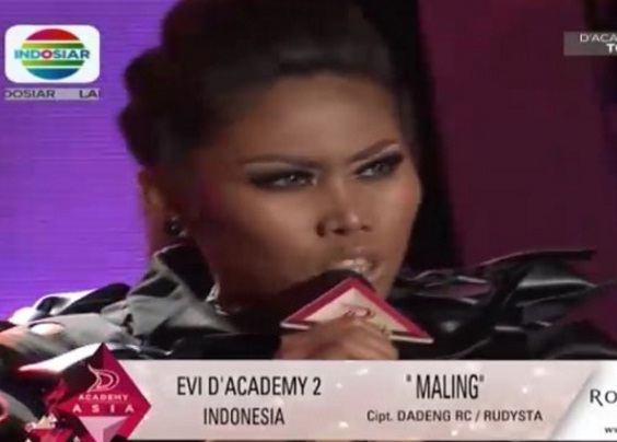 Evi Masamba “Maling” Hati Komentator D’Academy Asia