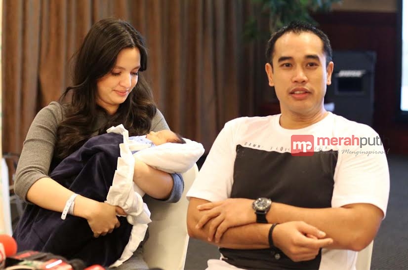 Konferensi Pers Nia Ramadhani dan Ardi Bakrie Pasca Melahirkan