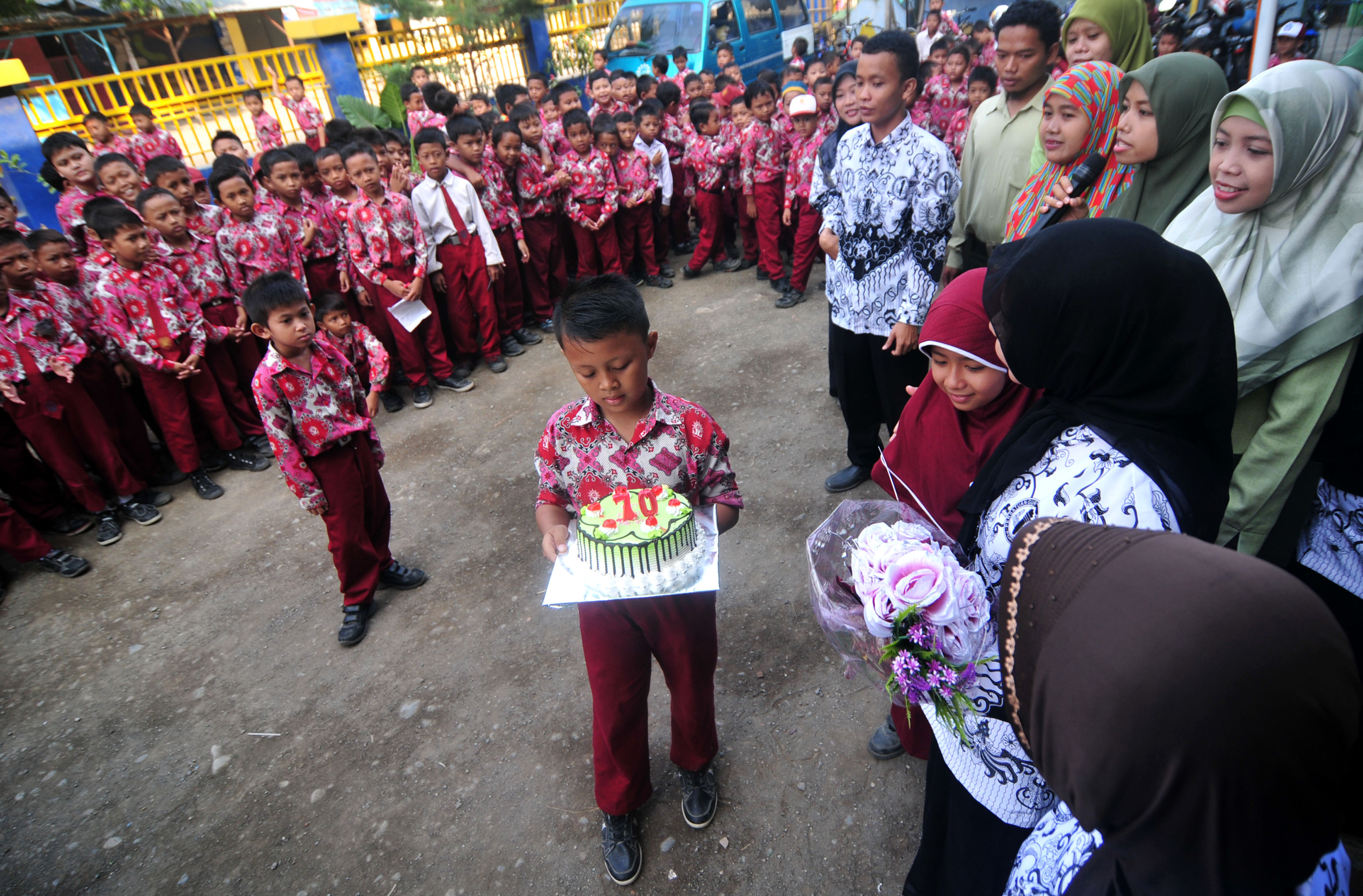 Peringatan Hari Guru di Berbagai Kota