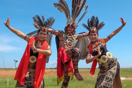 Tari Kinyah Mandau Ritual untuk Ciptakan Masyarakat Damai