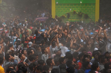 Tradisi Sebar Apem 'Yaa-Qowiyyu' di Jawa Tengah