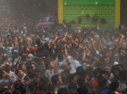 Tradisi Sebar Apem 'Yaa-Qowiyyu' di Jawa Tengah