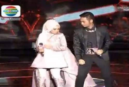Irwan Sumenep Goyang Bareng Henny Hanip di D’Academy Asia